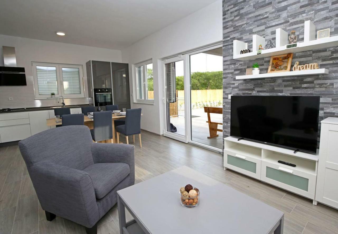 Modern Guest House Rak With Beautiful Pool شيبينيك المظهر الخارجي الصورة